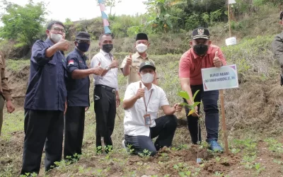 Tanam Pohon di BKPH Geneng, Bupati Ngawi Minta Masyarakat Jaga Hutan