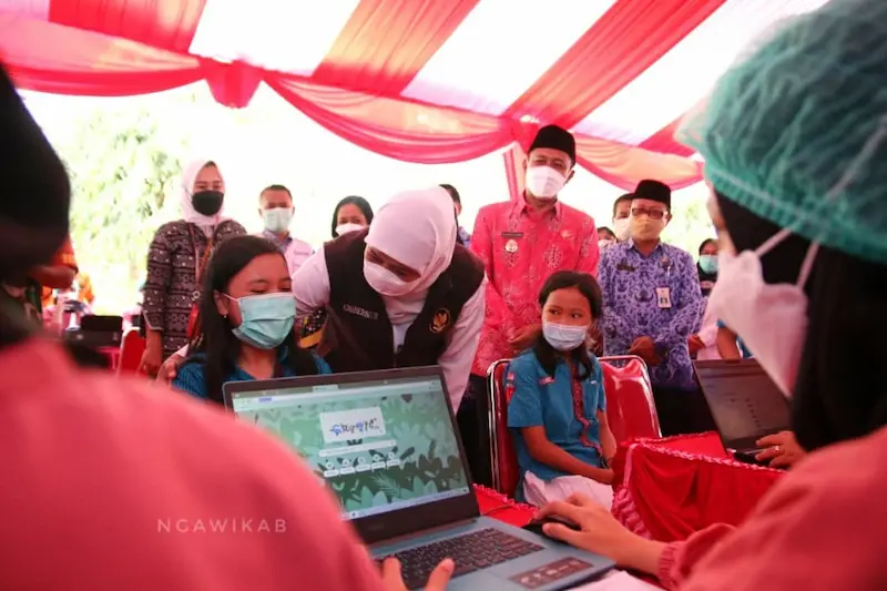 Gubenur Jatim, Tinjau Vaksinasi Anak Usia 6 – 11 Tahun, Minta Lakukan Percepatan
