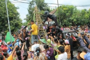 Ratusan Warga Berebut Gunungan Hasil Bumi