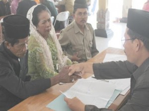 Nikah Massal, Pasangan Tertua Berusia 81 Tahun