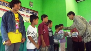 Bantuan Buku di HUT Bumi Orek-Orek