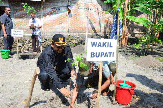 Ony Anwar Tanam Blimbing Di Desa Dempel