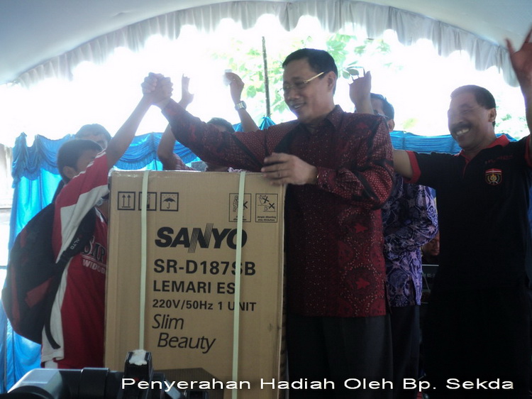 penyerahan hadiah